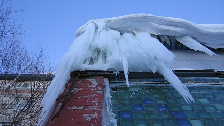 Коммунальщик разбился насмерть во время чистки снега с крыши в Свердловской области