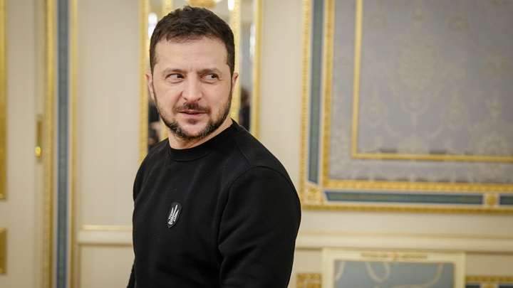 Когда ты немного устал защищать демократию: У Зеленского снова сползло лицо на интервью