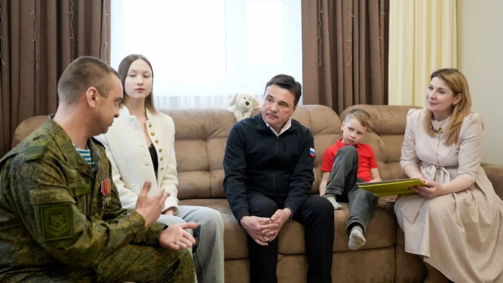 Андрей Воробьев навестил героя СВО и его семью в Электрогорске накануне Пасхи