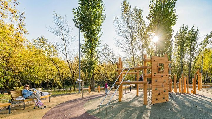Скелет динозавра и экскаватор для малышей: На северо-западе Москвы отремонтировали детские площадки