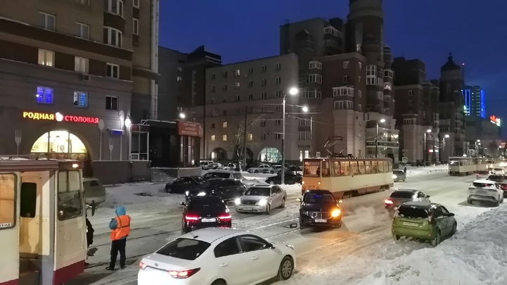 Как шпроты в банке: челябинцы штурмуют транспорт и томятся в вечерних пробках