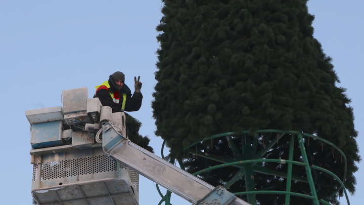 В Челябинске установили новогоднюю елку в Ледовом городке на площади Революции
