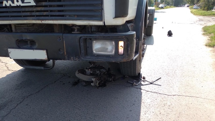 В Тольятти двое подростков на скутере едва не погибли под колесами многотонного МАЗа
