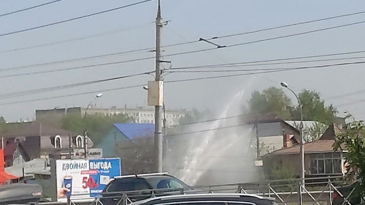 Рядом с Ипподромской магистралью в Новосибирске забил фонтан