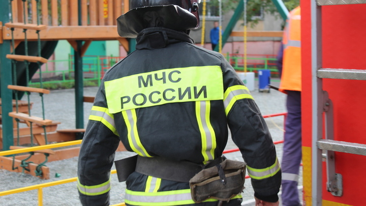 В Ростове-на-Дону ночью на Коммунистическом сгорели овощной ларёк и иномарка
