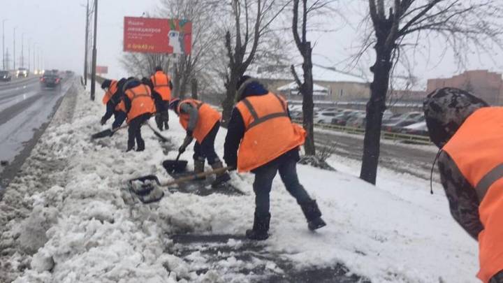 В Кургане с крыш на головы горожан может упасть лёд и снег