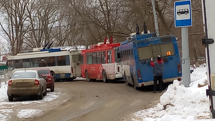 Мэрия Владимира бессильна: троллейбусы в полном составе стоят на конечной и не едут