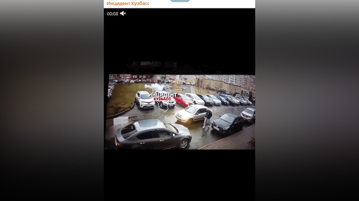 Неизвестный бросил горящий взрывпакет на детскую площадку в Кемерове