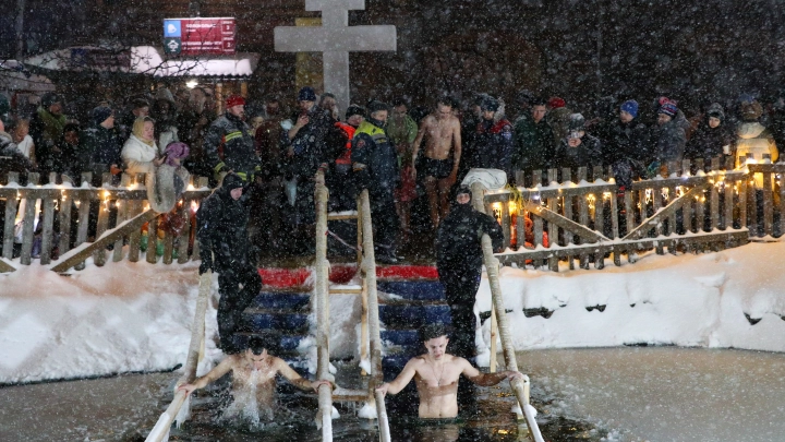 Погода виновата? Екатеринбуржцы подрались в очереди к купелям