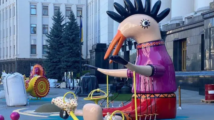 Под офисом президента Зеленского появилась пластиковая чудо-птица