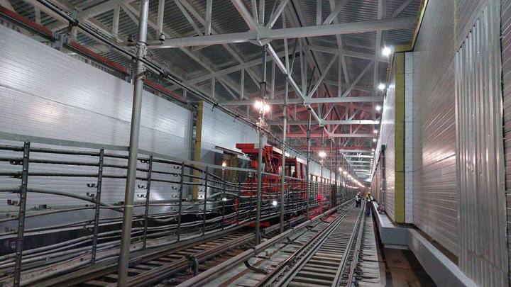 Блогеры уложили плитку на станции метро Спортивная в Новосибирске