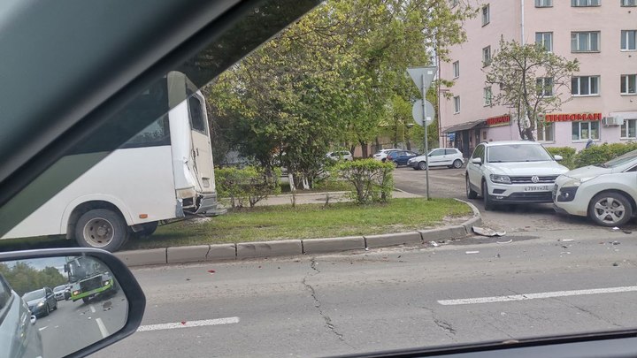 В центре Владимира из-за ДТП с двумя автобусами встали все троллейбусы