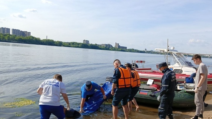 Мужчина упал с Молитовского моста в Нижнем Новгороде