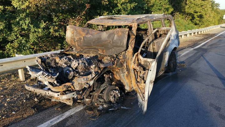 В Армавире автомобиль сгорел после столкновения с фурой, виновника ДТП ищут