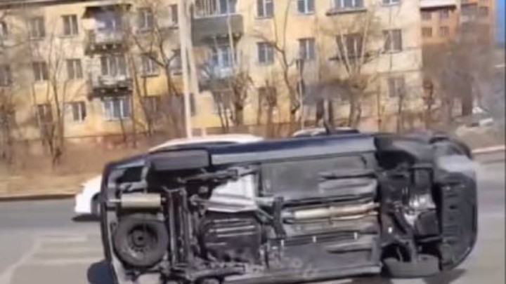 Легковушка встала на бок после ДТП на улице Кирова в Чите