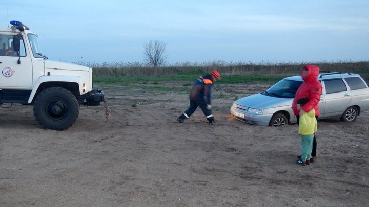 На Кубани спасатели помогли матери с 5-летним сыном вытащить автомобиль из песка