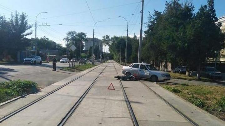 В Ростовской области 15-летний мотоциклист без прав разбился, врезавшись в легковой автомобиль