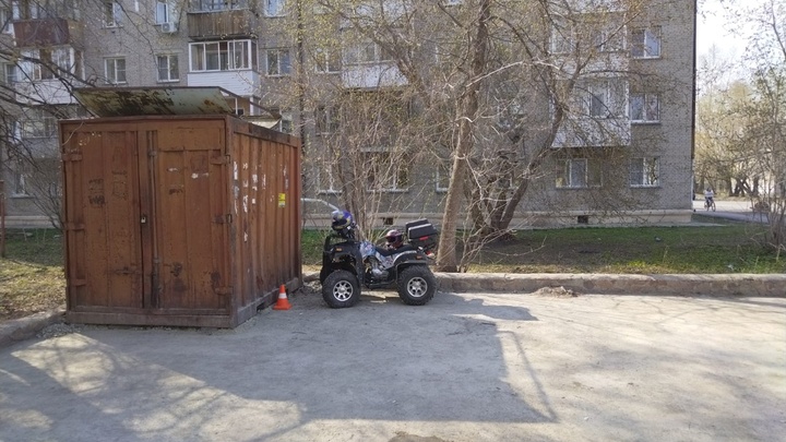 В Новосибирске 14-летняя школьница на квадроцикле врезалась в гараж