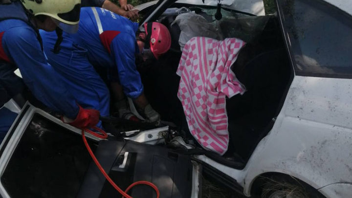 В Самарской области спасатели извлекли мужчину, зажатого в автомобиле