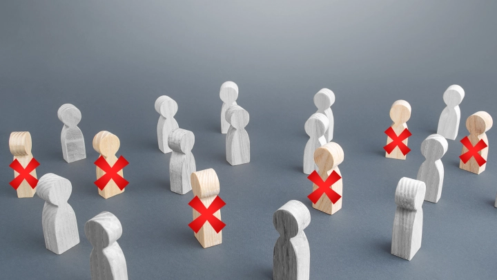 Это просто переодетые бомжи: Министр сказала глупость и поплатилась