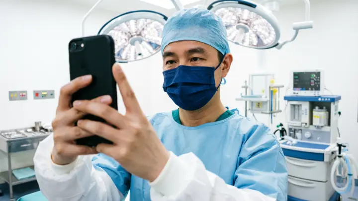 Mash: Московский хирург сфотографировал анус клиентки под наркозом