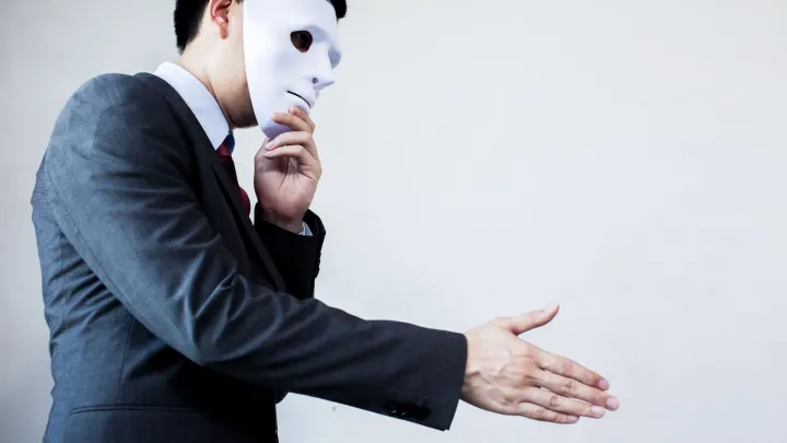 Фальшивые письма и опросы от спецслужб: русских втягивают в новую схему