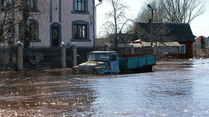 «Дети сидят в поездах под Туапсе без еды и воды»: В Сети обсуждают последствия ливней в Сочи