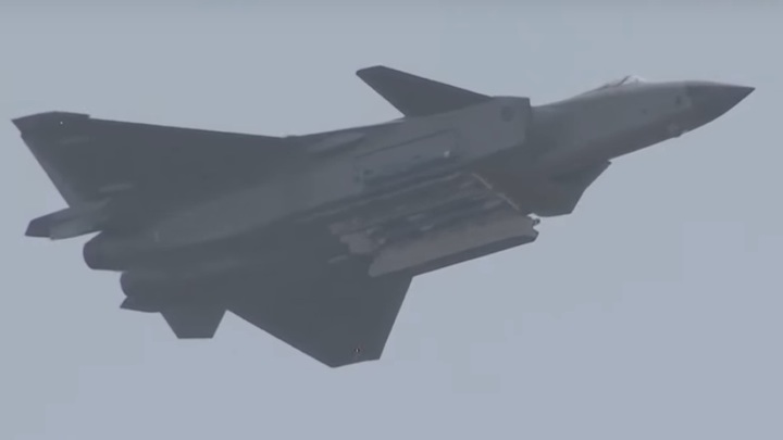 «Черный орел» во всеоружии: Китай показал ракетное вооружение стелс-истребителя J-20 - видео