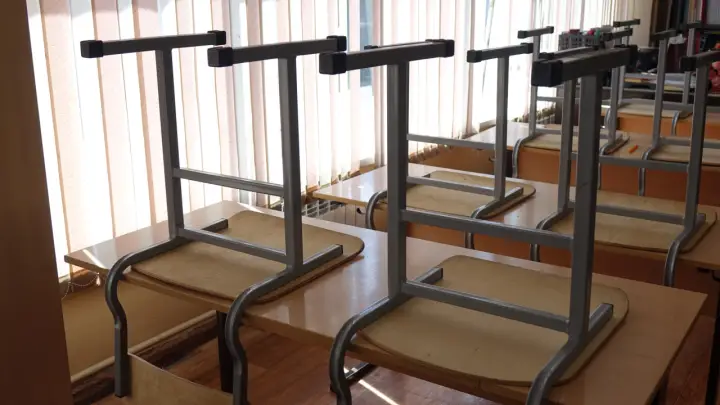 «Кидает стулья»: первоклассник-мигрант терроризирует весь класс. Учителя ничего не могут сделать