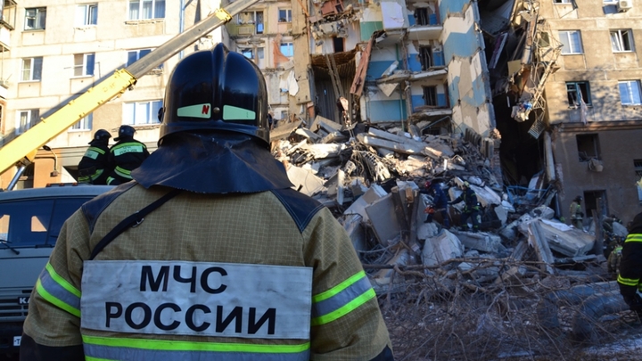 Под завалами в Магнитогорске остаются 37 человек, 5 достали живыми - МЧС