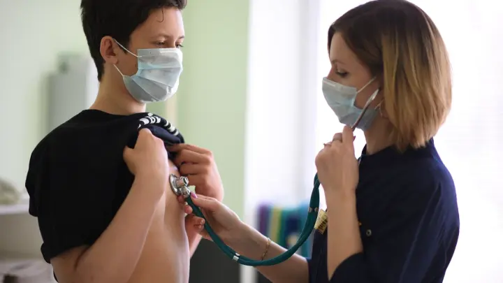 Роспотребнадзор призвал носить маски после случая оспы обезьян в Подмосковье