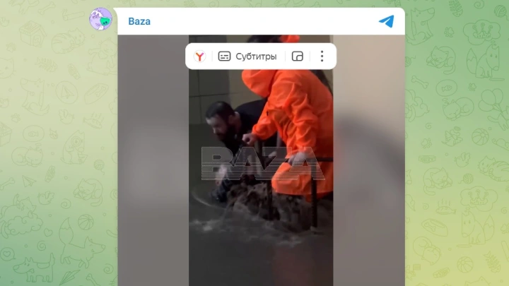 Появилось видео спасения мужчины, которого унесло течением в сточную трубу