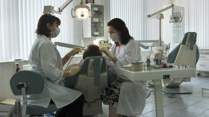 В группе риска - люди с протезами. Названы симптомы рака полости рта