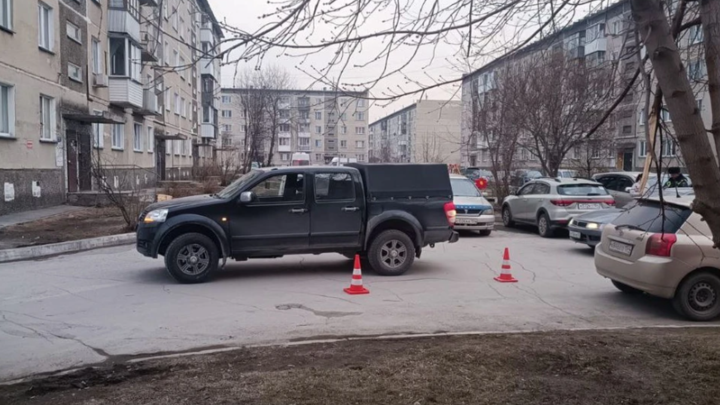 Иномарка сбила 8-летнюю девочку во дворе дома в Новосибирске