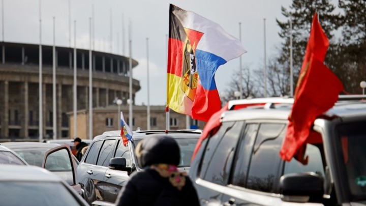 900 человек за наших: акция поддержки России в Берлине