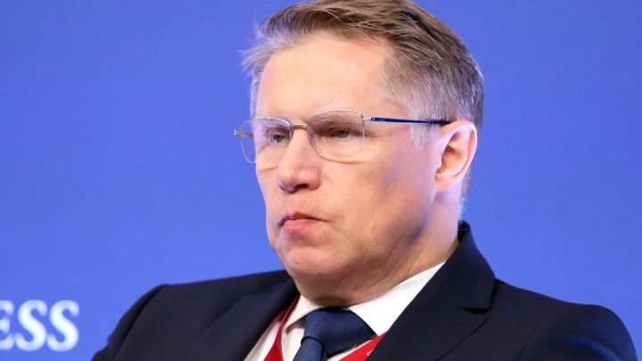 Глава Минздрава Мурашко оказал экстренную помощь пассажиру рейса Москва-Ханой