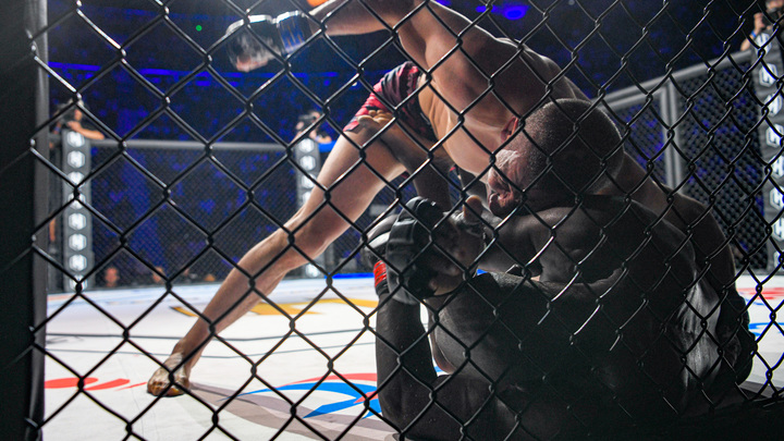 Боец ММА вколотил чемпиона России в асфальт. Толпа хлопала грязным приёмам