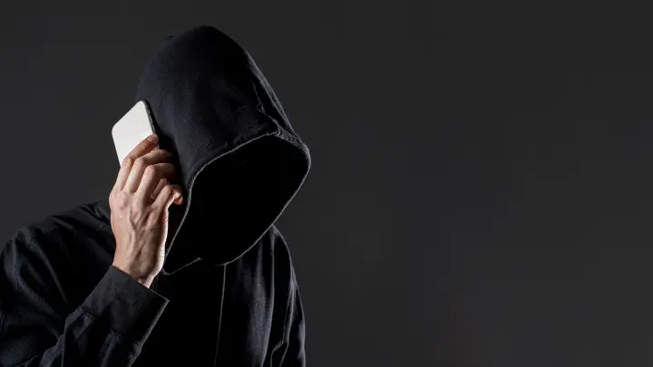 Как мошенники убеждают жертв по телефону сотрудничать с силовиками и Минцифры
