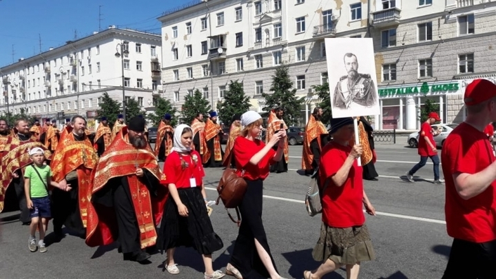 Время обязывает: В Екатеринбурге прошел малый Крестный ход по последнему маршруту Николая II