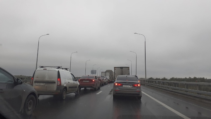 Власти назвали причину провала асфальта на Борском мосту
