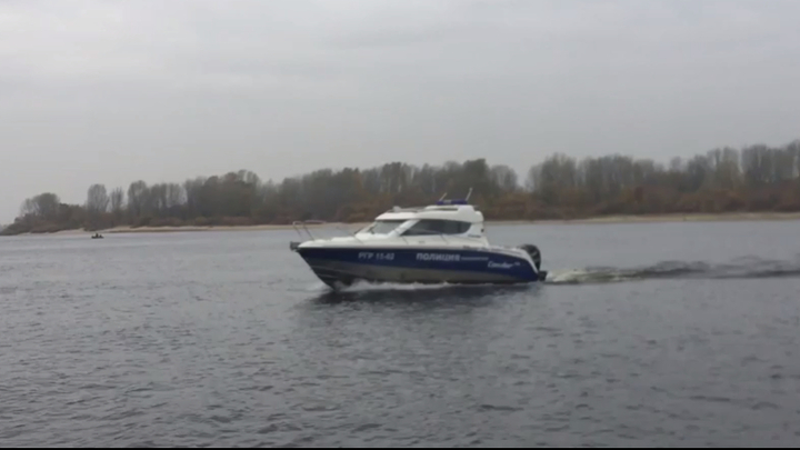 Транспортная полиция вернула владимирским яхтсменам катамаран, который унес шторм на Оке