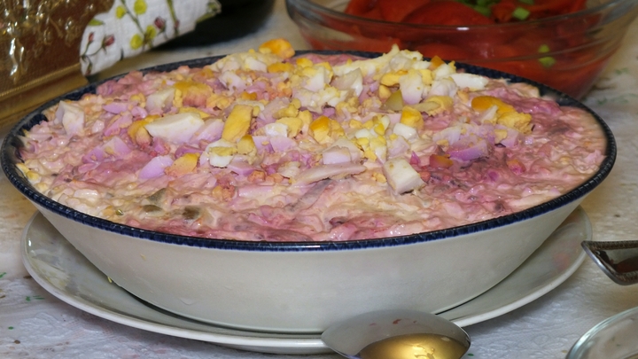 Яд в меню: Эксперты рассказали, как быстро любимый новогодний салат становится токсичным