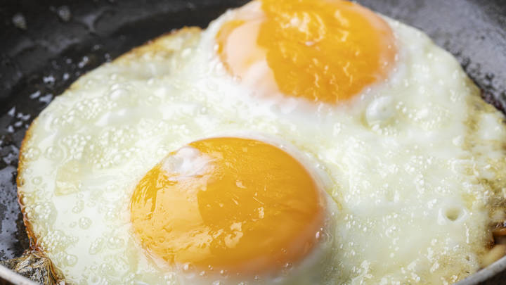 Вместо яичницы жаба в норе: Британцы поделились рецептом завтрака для бедных