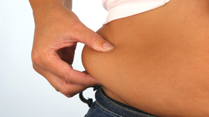 Отказ от сахара не спасёт: Какие ошибки запускают быстрый рост живота