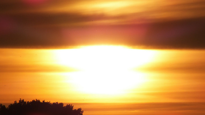 Мощная вспышка произошла на стороне Солнца, обращённой к Земле. Чем она необычна?