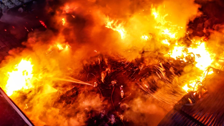 В Белоруссии потушили масштабный пожар на нефтезаводе — кадры