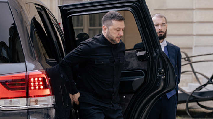 Украинцы считают, что Зеленский вновь готовится к сдаче Херсона