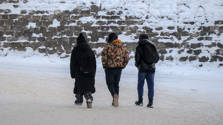 Нагнул в пол лицом: старшеклассник избил 13-летнего ученика из-за денег
