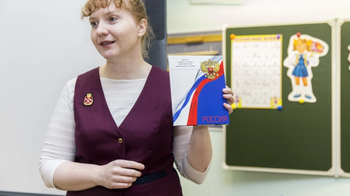 Учителям хотят дать право не отвечать в мессенджерах после работы