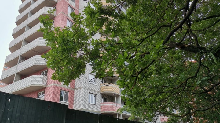 В Екатеринбурге под окнами многоэтажки обнаружили тело молодой женщины